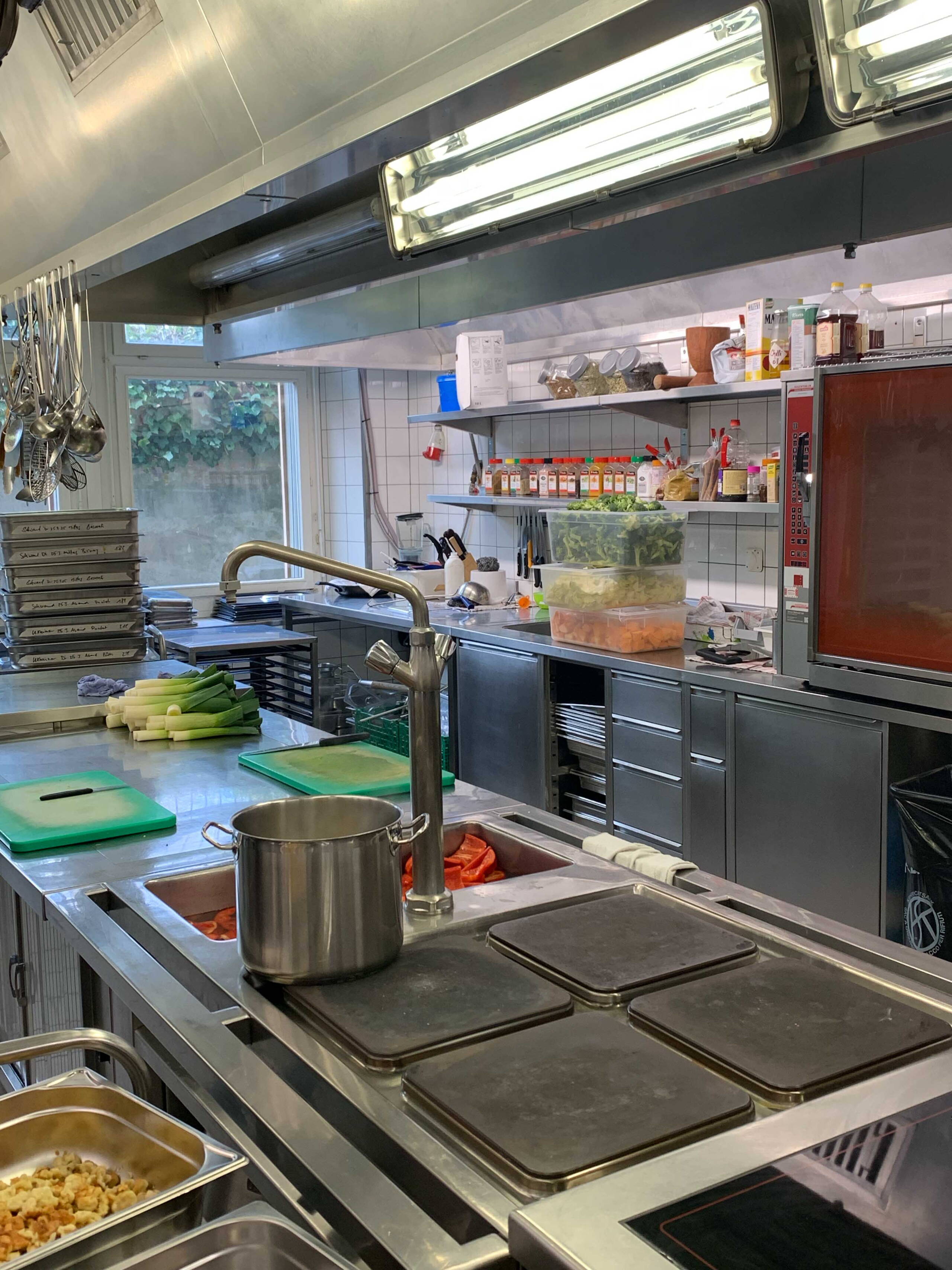 produktionskuche_wbs_ag_3_hochformat.jpg produktionskuche_wbs_ag_3_hochformat.jpg